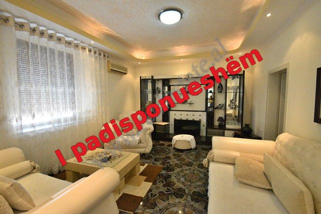 Shtepi private me oborr me qira ne rrugen Rexhep Preza ne zonen e Laprakes ne Tirane.
Ka nje siperf